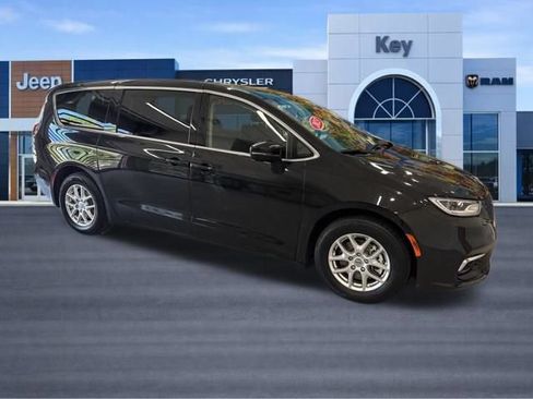 Used 2023 Chrysler Pacifica Touring-L FWD image 10