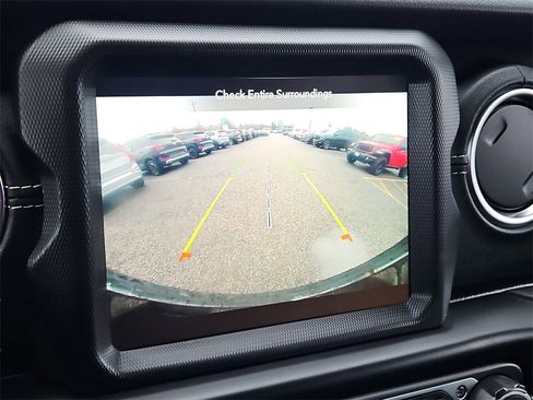 Used 2023 Jeep Wrangler Unlimited Sahara w/ Cold Weather Group image 15