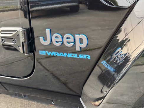 Used 2024 Jeep Wrangler Unlimited w/ Convenience Group AWD/4WD image 10