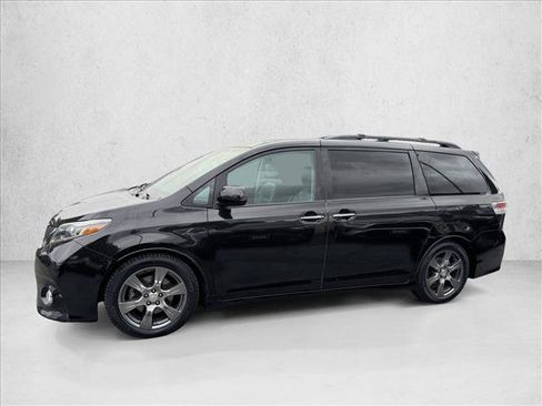 Used 2017 Toyota Sienna SE Premium image 5