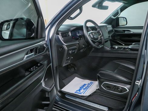Used 2023 Jeep Wagoneer Series II w/ Convenience Group I AWD/4WD image 3