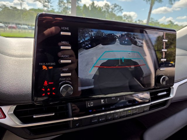 Used 2023 Toyota Sienna XLE FWD image 28