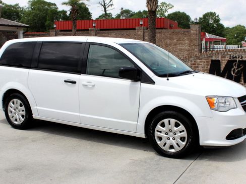 Used 2020 Dodge Grand Caravan SE image 3