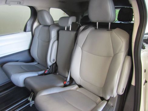 Used 2024 Toyota Sienna XLE FWD image 16