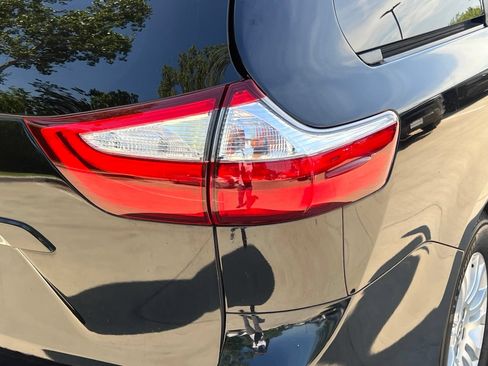 Used 2015 Toyota Sienna XLE w/ XLE Navigation Package FWD image 14