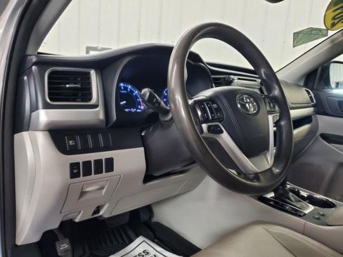 Used 2017 Toyota Highlander LE w/ Carpet Mat Package AWD/4WD image 16