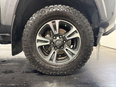 Used 2019 Toyota Tacoma TRD Sport AWD/4WD image 9