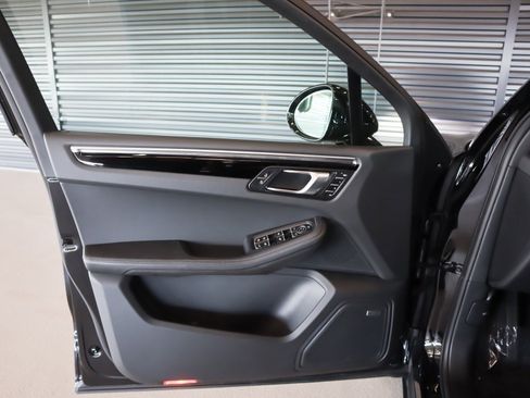 Used 2025 Porsche Macan image 24