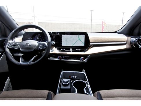 Used 2025 Chevrolet Equinox ACTIV w/ Convenience Package III image 11