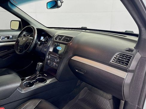 Used 2017 Ford Explorer XLT w/ Equipment Group 202A image 30