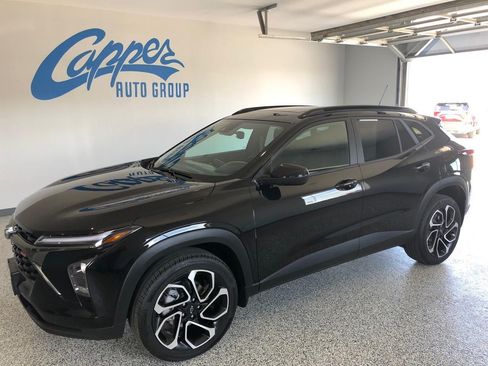 Used 2025 Chevrolet Trax RS w/ Sunroof Package FWD image 1