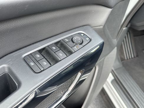 Used 2025 Nissan Pathfinder SV image 28