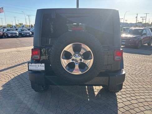 Used 2017 Jeep Wrangler Unlimited Sahara w/ Connectivity Group AWD/4WD image 6