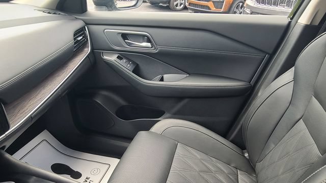 Used 2025 Nissan Rogue Platinum AWD/4WD image 17
