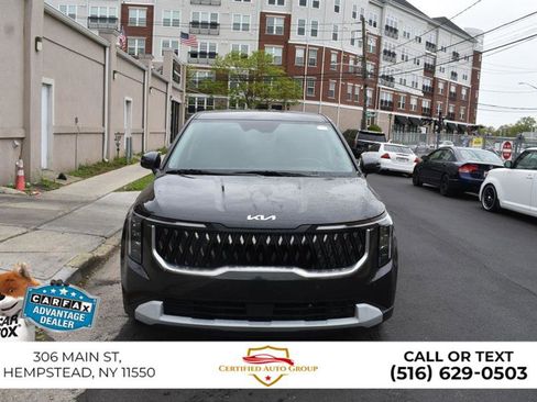 Used 2025 Kia Carnival FWD image 2