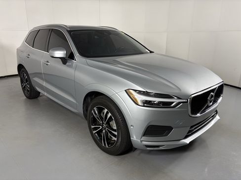 Used 2018 Volvo XC60 T6 Momentum w/ Vision Package image 2