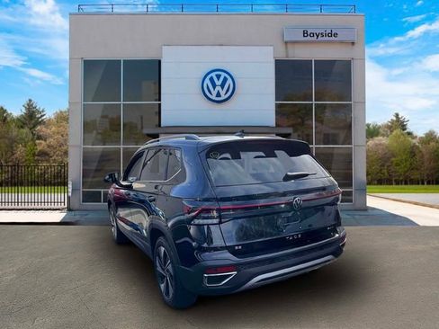 Used 2025 Volkswagen Taos SE AWD/4WD image 5