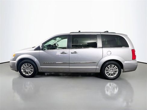 Used 2016 Chrysler Town & Country Touring-L image 5