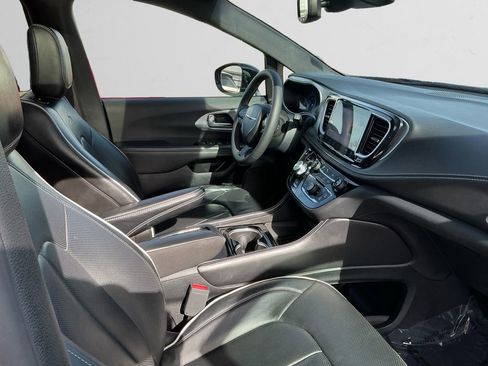 Used 2025 Chrysler Pacifica Limited image 15
