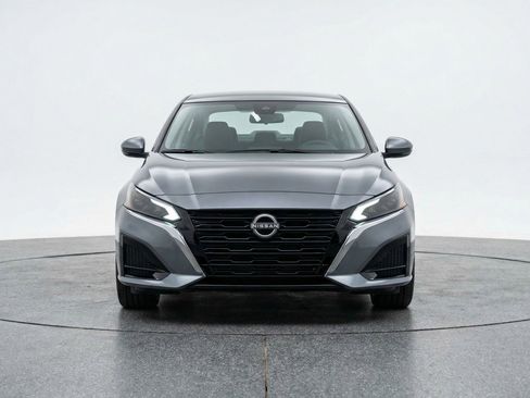 Used 2025 Nissan Altima 2.5 SV image 2