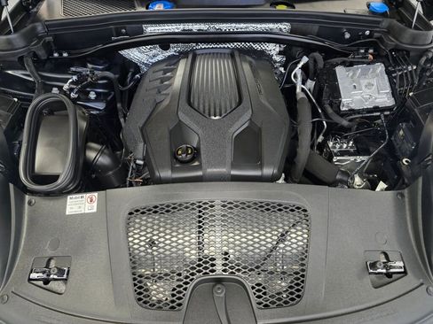 Certified 2024 Porsche Macan image 11