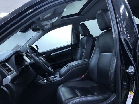 Used 2019 Toyota Highlander XLE image 18