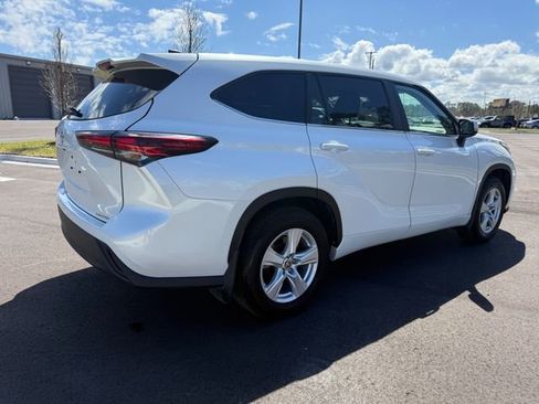 Used 2024 Toyota Highlander LE image 9