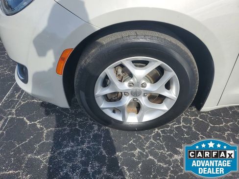 Used 2017 Chrysler Pacifica Touring-L w/ Tire & Wheel Group image 18