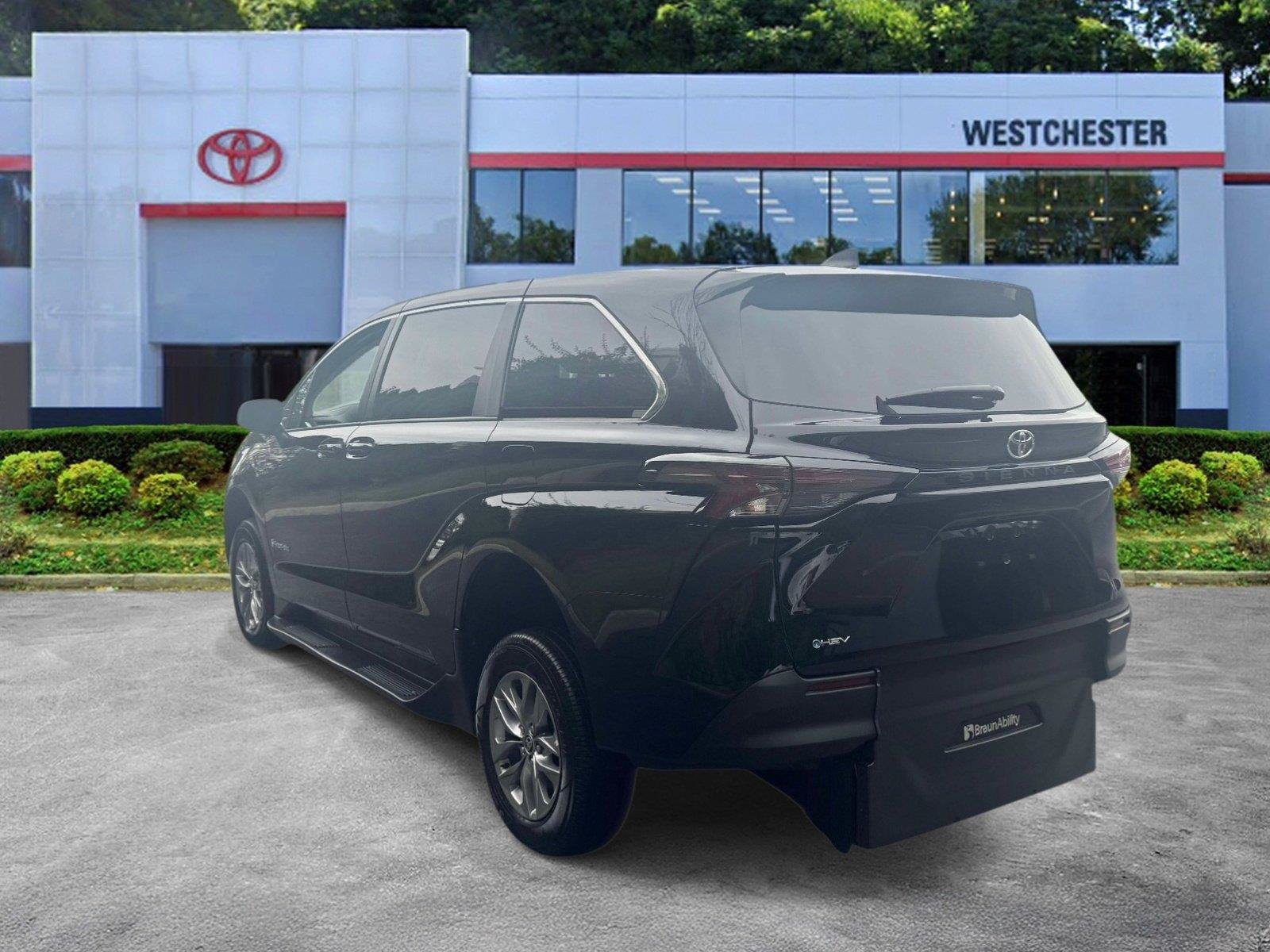 Used 2026 Toyota Sienna LE FWD image 5