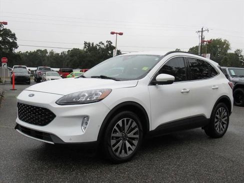 Used 2020 Ford Escape Titanium image 3