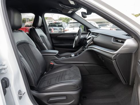 Used 2024 Jeep Grand Cherokee L Laredo image 30