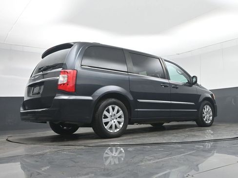 Used 2014 Chrysler Town & Country Touring image 62