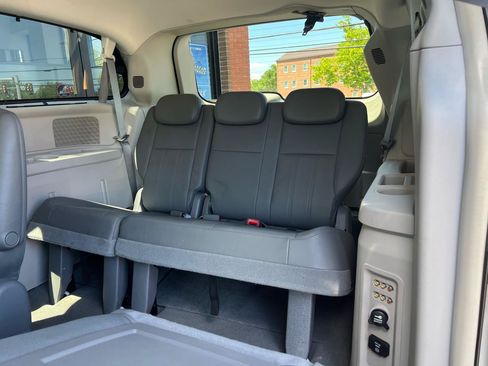 Used 2009 Chrysler Town & Country Touring FWD image 27