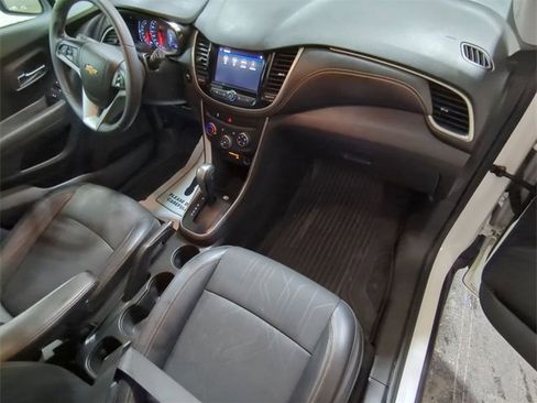 Certified 2020 Chevrolet Trax LT w/ Sun & Sound Package image 28