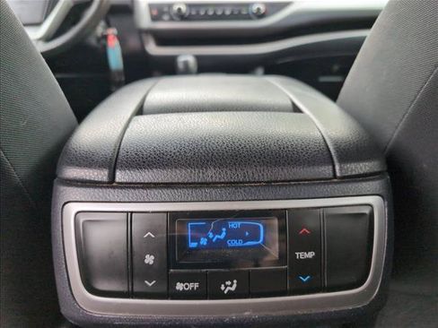 Used 2014 Toyota Highlander LE FWD image 19