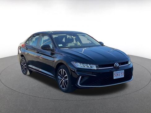 Used 2025 Volkswagen Jetta SE image 3