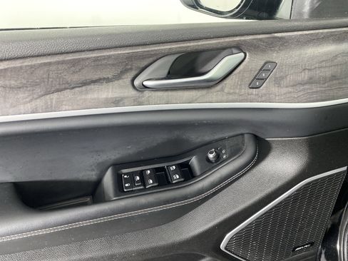 Used 2023 Jeep Grand Cherokee Limited image 16