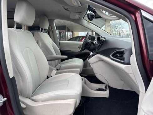 Used 2017 Chrysler Pacifica Touring image 25