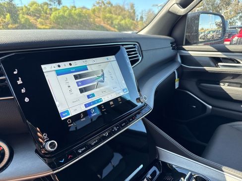 New 2025 Jeep Wagoneer Series II image 18