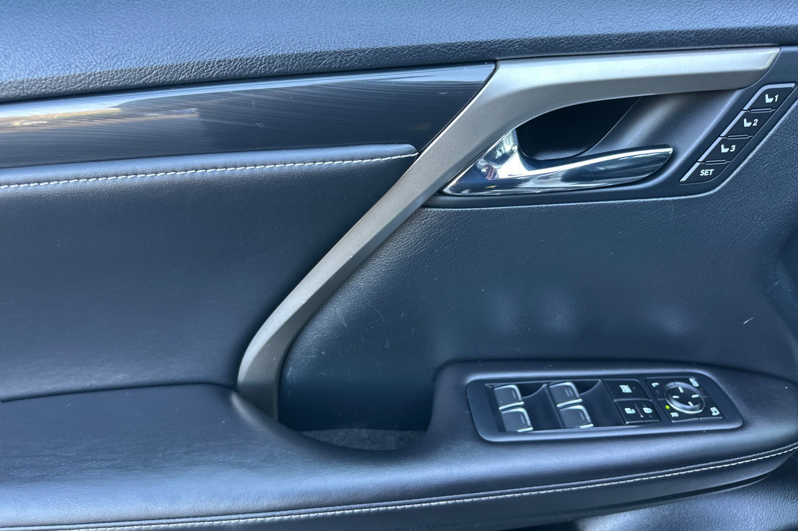 Used 2019 Lexus RX 350L FWD w/ Accessory Package image 10