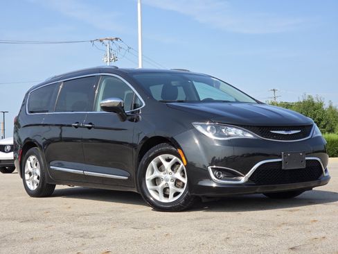 Used 2020 Chrysler Pacifica Limited FWD image 2