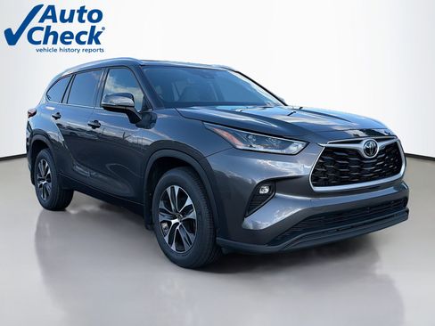 Used 2021 Toyota Highlander XLE AWD/4WD image 1