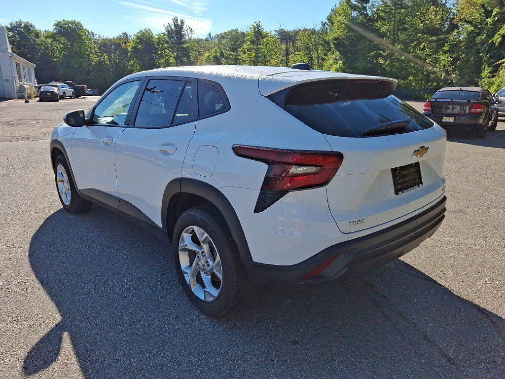 Used 2025 Chevrolet Trax LS w/ LS Convenience Package FWD image 5