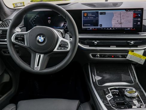 Used 2025 BMW X7 M60i image 8