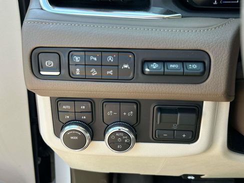 Used 2023 GMC Yukon Denali w/ Advanced Technology Package AWD/4WD image 18