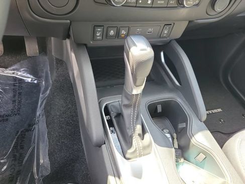 Used 2025 Nissan Frontier SV w/ SV Convenience Package RWD image 17