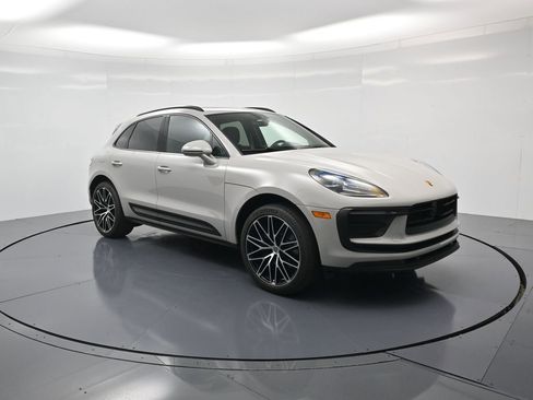 Certified 2023 Porsche Macan AWD/4WD image 32