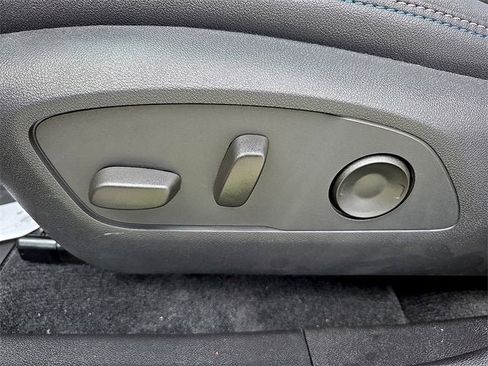 New 2026 Chevrolet Equinox EV LT image 18