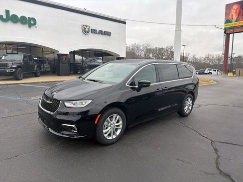 New 2026 Chrysler Pacifica Select image 2