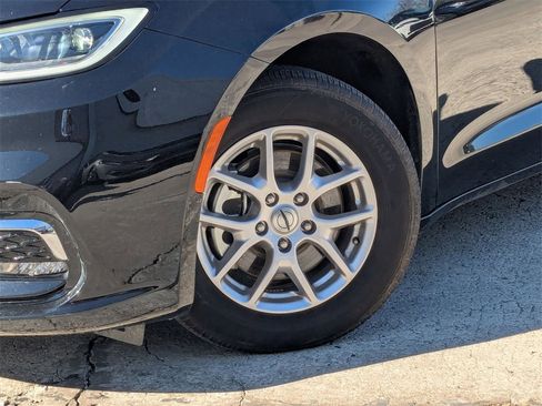 Used 2025 Chrysler Pacifica Select image 29